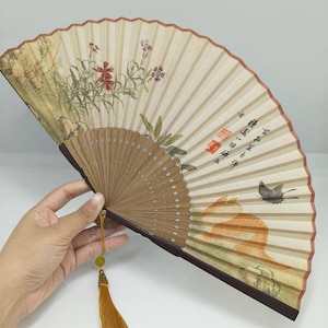 Niedlicher Katzen-Handfächer, Antiker Stoff-Handfächer, klassischer Faltfächer, Partybevorzugungsfächer, chinesischer Quastenfächer, bestes Geschenk, Geburtstagsgeschenk