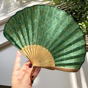 Abanico plegable de bambú bordado y hueco, diseño vintage de pavo real, semicircular con conchas, minimalista, ideal como recuerdo de fiesta.