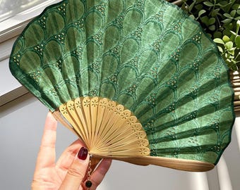 Gestickter hohler Bambusfaltfächer, Vintage-Pfau-Design, Muschel-inspirierter Halbkreis-Handfächer, minimalistische tragbare Fächer, Partybevorzugung