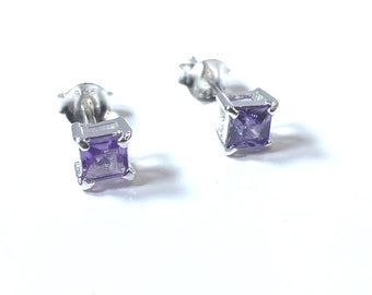 June Birthstone Light Amethyst CZ Stone Sterling Silver 5 mm x 5 mm Square Stone 4 Claw Stud Boucle d’oreille.