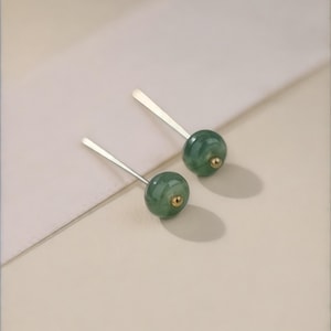 Naturalne zielone kolczyki z jadeitu w rozmiarze mini, kolczyki z jadeitu, kolczyki z kamieniami szlachetnymi, kolczyki z ćwiekami dla dziewczynek, delikatne kolczyki dla dziewczynek