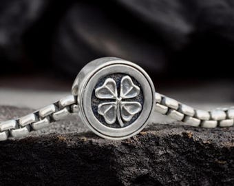 Amuleto de trébol de cuatro hojas de plata de ley: Amuleto de la suerte grabado