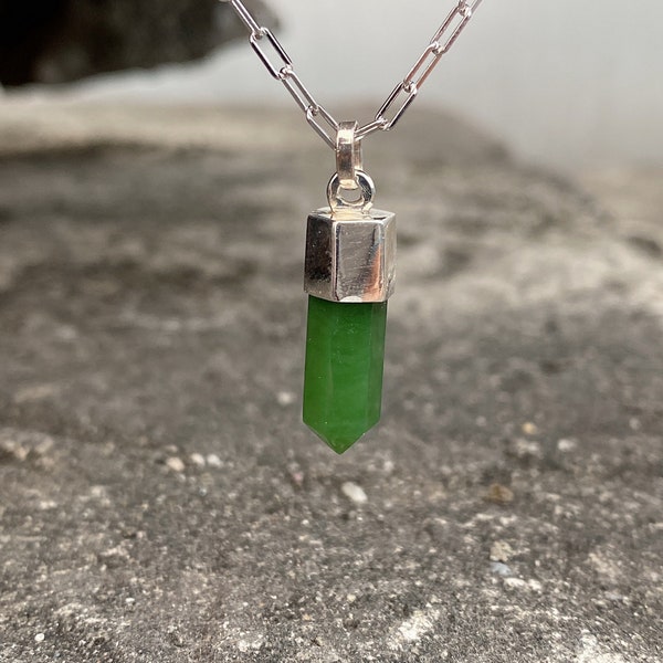 Collier de jade, collier Crystal Point, pendentif en jade néphrite, collier de jade délicat, collier en pierre de jade, collier fille de papa
