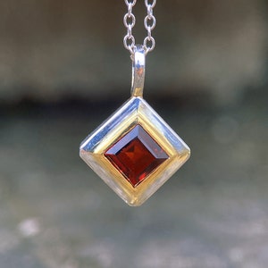 Pendentif grenat : lunette en or 14 carats, argent sterling, pierre de naissance de janvier
