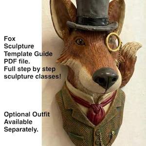 Op de afbeelding: Een wandsculptuur van een vos met een grijze hoge hoed, een gouden monocle en een bruin visgraatvest over een wit overhemd met een rode cravat. De tekst luidt: Fox Sculpture Template Guide PDF file. Full step by step sculpture classes! Optional Outfit Available Separately.