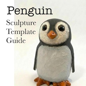 Può includere: Una scultura di pinguino fatta a mano con corpo grigio, dorso nero e viso bianco. Il pinguino ha grandi occhi scuri e un becco e zampe arancioni. Il testo "Penguin Sculpture Template Guide" è visualizzato sopra il pinguino.