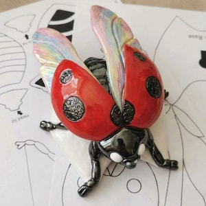 Plantilla para modelar a mano una mariquita con placas de arcilla. Clase de escultura gratuita.