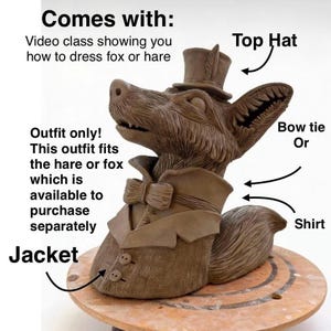 Könnte beinhalten: Eine braune Tonskulptur eines Fuchskopfes und -oberkörpers, bekleidet mit einem Zylinder, einer Jacke mit zwei Knöpfen und einer Fliege. Der Text auf dem Bild enthält: Comes with: Video class showing you how to dress fox or hare, Outfit only!, Top Hat, Bow tie Or, Shirt, Jacket.