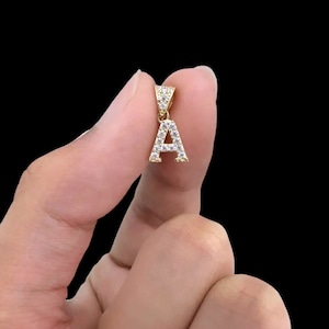Colgante de oro macizo de 10 k con letras iniciales de la A a la Z y circonita cúbica delicada con opción de cadena Singapur. El mejor regalo para ella