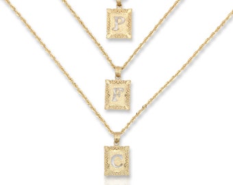 Op de afbeelding: Drie gouden kettingen met initiaal hangers. De bovenste ketting heeft een 'P' hanger, de middelste ketting heeft een 'F' hanger en de onderste ketting heeft een 'C' hanger.