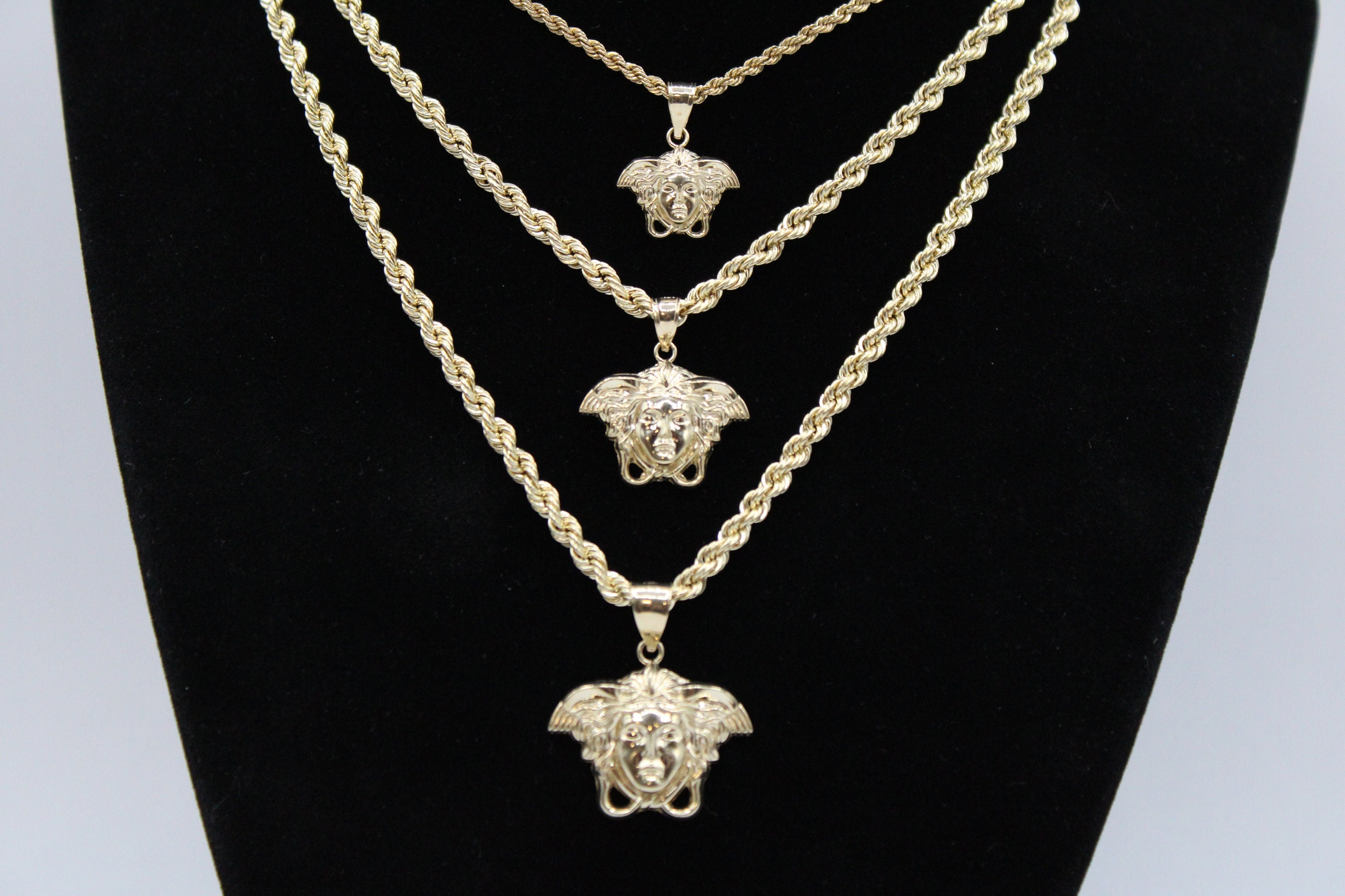 【VERSACE】ロゴメタルチャームネックレス 希少！VERSACE ヴェルサーチ DREAM ロゴネックレスメドゥーサ