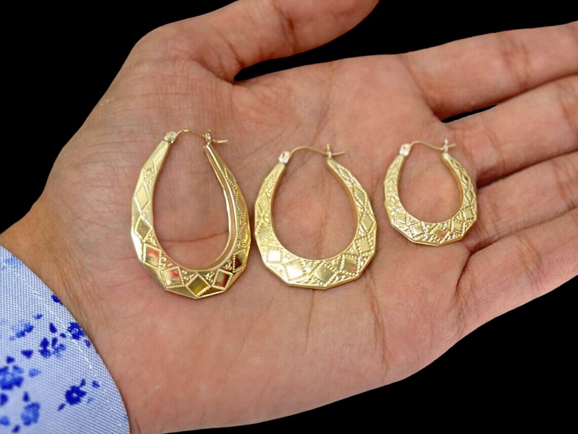 10K Yellow Gold Bamboo Octagonal Vintage Engraved Round 10K Yellow Gold Bamboo Octagonal Vintage Engraved Round