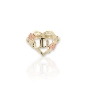 Anillo de oro amarillo macizo de 10 quilates con inicial de letra del alfabeto, flor rosa y corazón con corte de diamante de 0,5".