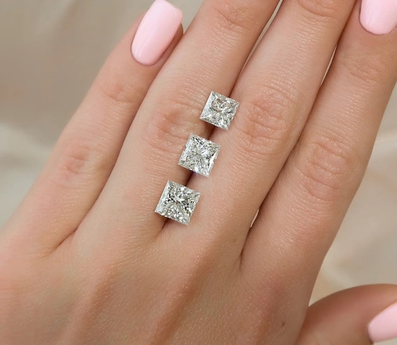 Orecchini A Bottone Con Moissanite Taglio Principessa: 2,3 Carati, Placcati In Oro Bianco 14 Carati - Italia - Foto 3