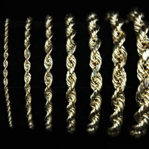 Pu&ograve; includere: Un set di otto catene in corda d'oro di diverse lunghezze e spessori.