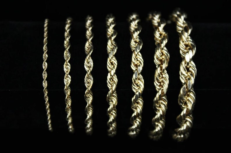 Pu&ograve; includere: Un set di otto catene in corda d'oro di diverse lunghezze e spessori.