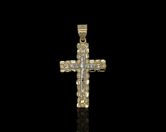 Op de afbeelding: Een gouden kruis hanger met een ruitvormig patroon. Het kruis is gemaakt van tweekleurig goud, met een geelgouden rand en een witgouden midden.