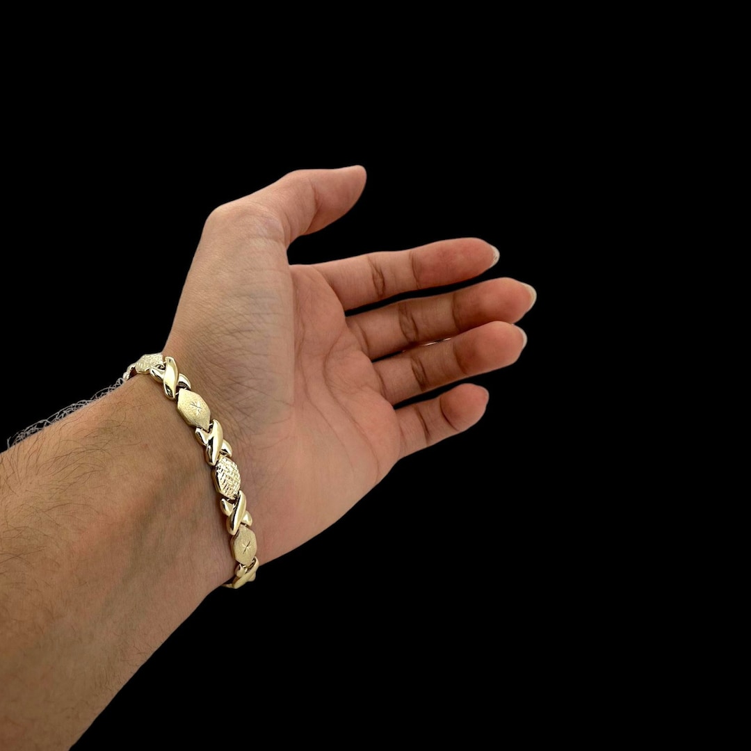 A gold 'kiss' design bracelet main image 1