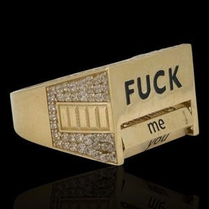 Anillo de oro amarillo de 10 quilates con inscripción especial de ruleta.