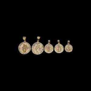 Medallón con varios colgantes de San - Oro amarillo de 14 quilates