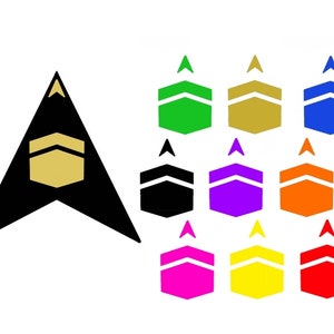 Op de afbeelding: Een zwarte pijl die omhoog wijst met een gouden vierkant erin. De pijl is omringd door negen kleinere pijlen in verschillende kleuren: groen, goud, blauw, zwart, paars, oranje, roze, geel en rood. Elke kleinere pijl heeft een gouden vierkant erin.