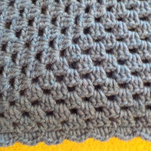 Peut inclure: Gros plan sur un tissu crochet&eacute; bleu avec un motif textur&eacute;.