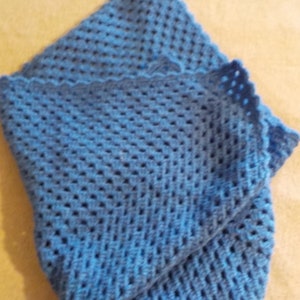 Peut inclure: Une couverture pour b&eacute;b&eacute; en crochet bleu avec un bord festonn&eacute;.