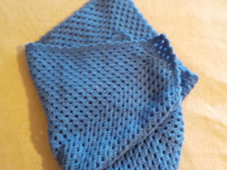 Peut inclure: Une couverture pour b&eacute;b&eacute; en crochet bleu avec un bord festonn&eacute;.