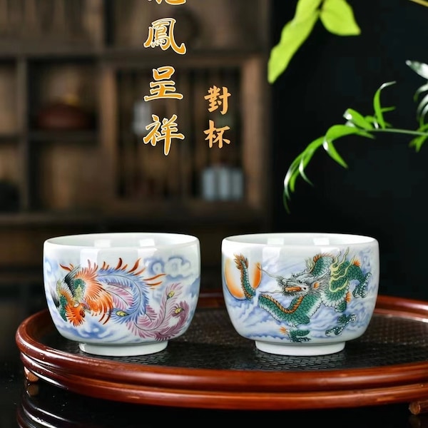 Ein Paar Teetassen handgeschnitzt von chinesischen Ming und Qing Dynasties Drachen und Phönix Liebhaber, sammelwürdig