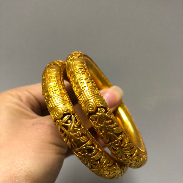 Ein Paar chinesische handgeschnitzte vergoldete Armbänder, die es zu sammeln lohnt