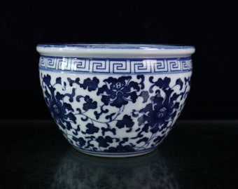 Small ceramic jar in Jingdezhen, China, hand-drawn, exquisite blue and white design, collectible