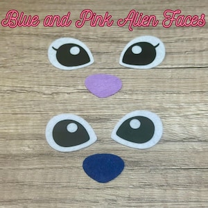 Op de afbeelding: Twee sets vilten alien-gezichtsonderdelen met witomrande zwarte ogen met wimpers en twee neusvormen in lichtpaars en donkerblauw. De tekst Blue and Pink Alien Faces staat bovenaan de afbeelding in roze letters.