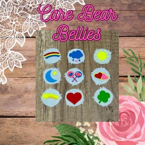 Puede incluir: Nueve parches de fieltro con diferentes diseños de barriga de Care Bear. Los diseños incluyen un arcoíris, una nube con gotas de lluvia, un sol, una luna creciente y una estrella, dos piruletas cruzadas, dos corazones, una estrella amarilla y un trébol.
