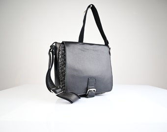 Unisex Messenger Crossbody Bag, Schwarzes Glattleder mit gestrickten Teilen, Zeitgenössische Tasche, Geschenkidee für Ihn, anspruchsvollen stilvollen ganztägigen