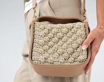 Aufwändige handgewebte warme beige Tasche, goldene Akzente und beiges Leder, verstellbarer Riemen, Partyhandtasche, ideales Geschenk, schicker, trendiger Stil