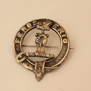 Vintage Chisholm Glan Scottish Bonnet Badge – 5cm Diameter – Handmade Metal Clan Crest Pin with C-Catch – ca. 1850-1910