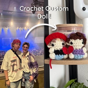 Puede incluir: Dos pequeñas muñecas de ganchillo hechas a mano con pelo y ropa de lana, colocadas una al lado de la otra. Una muñeca lleva una boina roja y la otra una diadema morada. Sostienen un corazón rojo. El texto superior dice: Crochet Custom Doll!