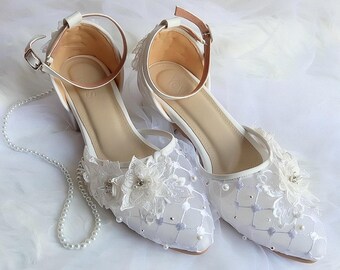 Zapatos de boda de verano con encaje floral cuadrado blanco, elegantes tacones de novia de bloque bajo y clase.