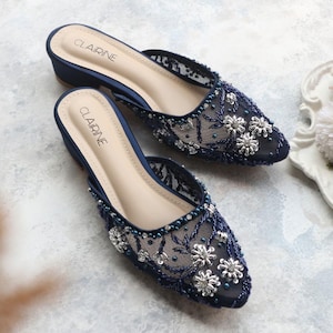 Tacones con bordado floral y lentejuelas azul marino, elegantes sandalias para invitadas de boda, zapatos de dama de honor con cuentas hechos a mano.
