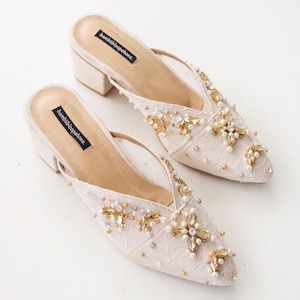 Mules de casamento em renda marfim com aplicações de pérolas, sandálias elegantes para damas de honra com bordado de flores douradas.