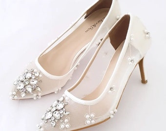 Zapatos de novia blancos hechos a mano con cuentas de diamantes de imitación, elegantes tacones de aguja transparentes con punta puntiaguda para boda.
