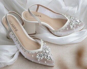Zapatos de boda clásicos blancos transparentes con tira trasera, zapatos de novia con cristales de imitación, zapatos de dama de honor con adornos de perlas.