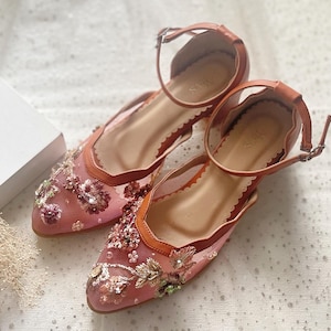 Zapatos de boda rústicos bordados en terracota, elegantes zapatos de novia hechos a mano con cuentas en tonos tierra.