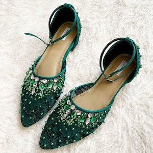 Sapatos de casamento verde-esmeralda com renda, pérolas e bordados de strass para damas de honra. imagem 1