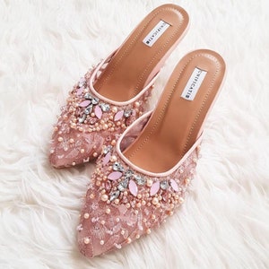 Roze met parels verfraaide bruilofthakken: kantborduurwerk bruidsmuiltjes