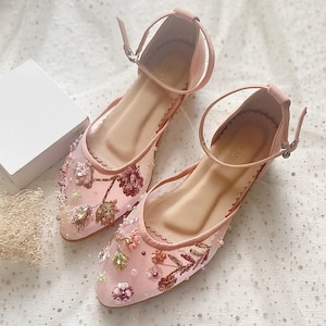 Chaussures de mariage rustiques florales en velours rose, talons de demoiselle d'honneur perlés brodés à la main