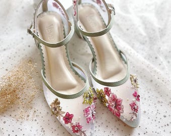 Pumps mit Blumen Stickerei in grün und Gold, Vintage eleganter Schuh für Gastgeschenke