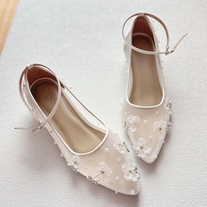 weiß geblümte klassische Perlen Hochzeitsschuhe, stilvolle Brautschuhe mit niedrigem Absatz, flache Schuhe