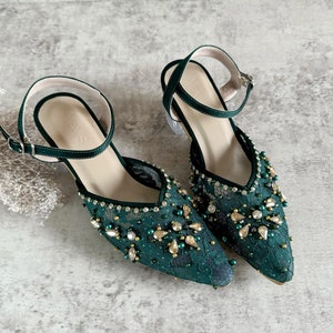 emerald green lace pointed toe wedding shoe, hunter green classy bridal shoe, rhinestone beaded elegant party heels, classic embroidery shoe