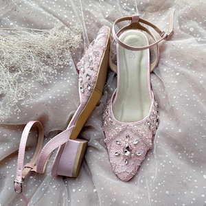 Roze kanten bruidshakken: strass enkelbandje trouwschoenen